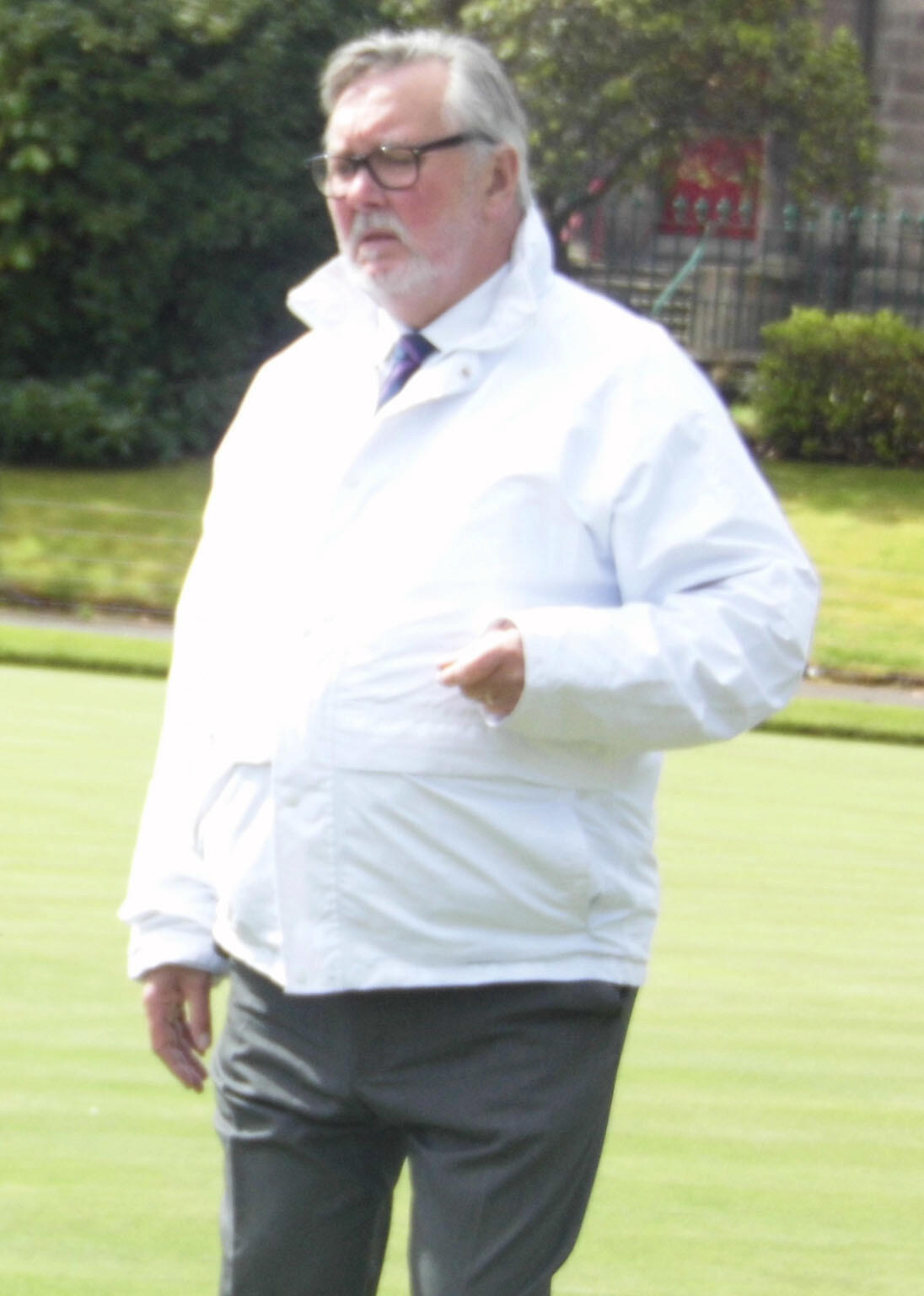 Some Official frae the Federation lurks aboot checking on credentials